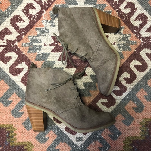 American Eagle Suede Lace-up bootie with wooden heel size 7 - Picture 3 of 5